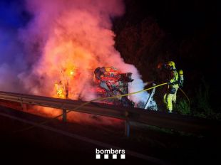 Un vehicle de gas liquat s’incendia després de sortir de la via a Fogars de la Selva