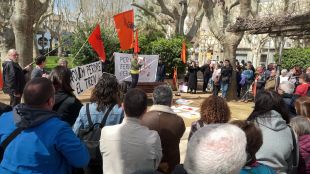 Una setantena de persones reclamen a l'estació de trens de Figueres ''un servei digne''