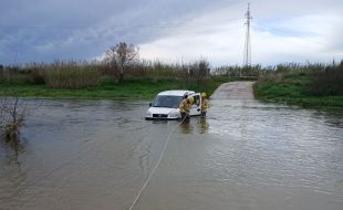 Rescaten tres persones atrapades intentant creuar el riu Manol amb cotxe a Vilatenim