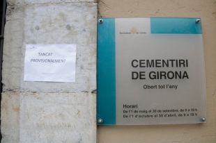 Destrossen una vintena de tombes al cementiri de Girona