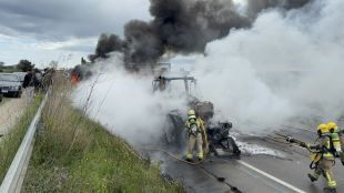 Un tractor amb remolc s'incendia i talla la C-26 a Ordis