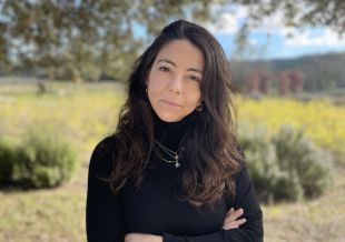La gironina Mar Camps s'estrena amb la seva primera novel·la 'Sense mans pel camí fondo'
