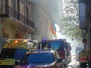 Un incendi a la Societat Coral Erato de Figueres afecta diversos habitatges