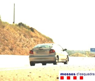 Fuig d'un control a la N-II a la Jonquera i xoca amb el cotxe dels Mossos durant la persecució 