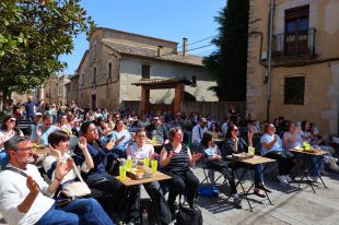 Lildami omple la plaça del Perelló en l’inici dels Vermuts Musicals de Vilablareix