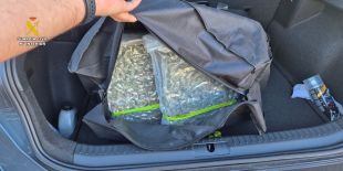 Dos detinguts per voler passar la frontera amb 13,5 quilos de marihuana al cotxe