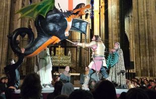 La llegenda de Sant Jordi arriba a la catedral de Girona amb una imatge de l'Abadia de Montserrat