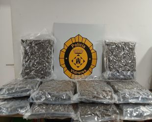 Arrossega un policia uns 20 metres en saltar-se un control a Vidreres i li troben marihuana al cotxe