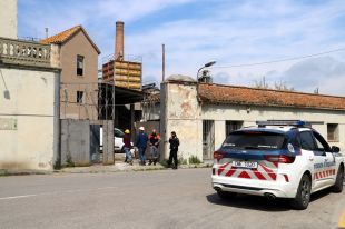 Operatiu policial per desallotjar l'antiga Cooperativa Agrícola de Banyoles