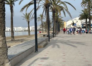 Roses prohibeix patinets, bicicletes, patins i tricicles al passeig Marítim