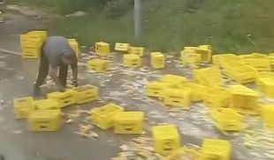 Cau la càrrega d’un camió de refrescos a la rotonda d’accés a Pals