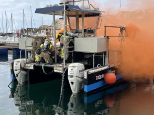 Simulacre d'incendi en una embarcació d'esbarjo al port de Palamós