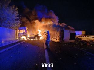 Un camió bolca i s’incendia a l’AP-7 a Sant Julià de Ramis sense causar ferits