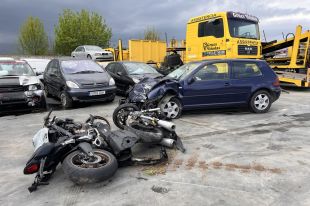 Un cotxe envesteix dues motos i mata els seus ocupants a Riudarenes