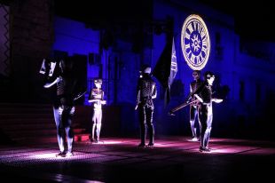 Unes 8.000 persones omplen el poble de Verges per veure la Dansa de la Mort