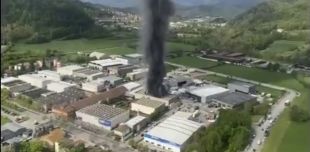 Catorze dotacions de Bombers treballen en un incendi dins una nau industrial a Olot