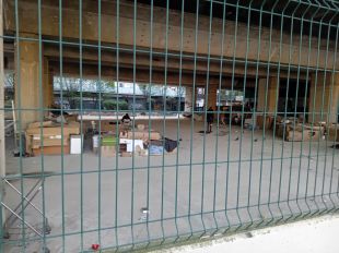 Joves immigrants acampen a Girona mentre esperen cita per sol·licitar asil