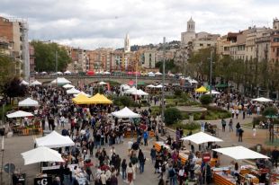 El Barri Vell de Girona s'omple de color, roses i llibres en un Sant Jordi amb 140 parades