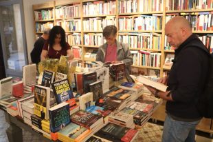 Un Sant Jordi ple d'activitats omplen els carrers de Calonge, el Poble de Llibres gironí