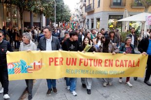 Mig miler de persones es manifesten a Girona en pro del català durant el Sant Jordi