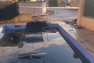 Un mosso rescata els dos ocupants d'un cotxe que va caure dins una piscina a Castelló d'Empúries