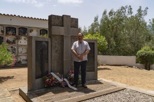 L’alcalde d’Arbúcies rep la Medalla Britànica per l’accident aeri del 1970