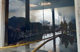 Rebrota l’incendi dins la nau cremada dimarts passat a Olot