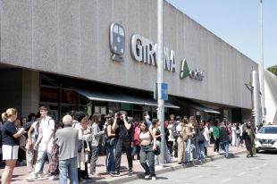 Així viu Girona l'apagada: Policies als carrers, botigues tancades i cues per agafar el bus