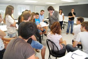 Alumnes de l'Escola Politècnica Superior de Girona cerquen usos al viaducte de la Renfe