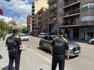 Mig Figueres segueix sense llum i l'ajuntament obre la biblioteca per carregar-hi el mòbil