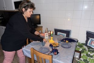 Així passen la nit algunes famílies de Girona que no tenen llum