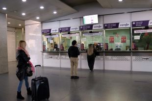 Dubtes, incertesa i resignació a l'estació de trens de Girona l'endemà de l'apagada