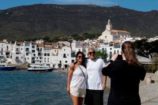Cadaqués estudia com evitar convertir-se en un parc temàtic de turistes
