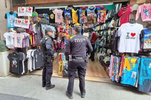 Comissats més de 500 articles falsificats en una botiga de Lloret de Mar