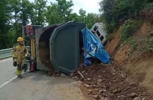 Bolca un camió carregat de grava a la C-35 a Maçanet de la Selva