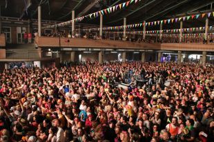 Unes 7.000 persones celebren a Girona els 20 anys de l'orquestra Di-Versiones