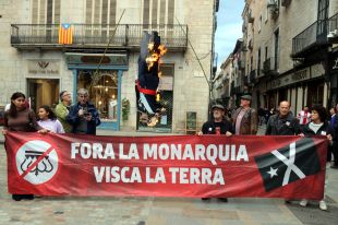 Cremen un ninot de Felip VI exigint a l'Ajuntament de Girona que no pengi la foto a la sala de plens
