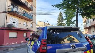 El pis de Cassà incendiat de matinada estava ocupat i un dels ferits s'ha llançat del balcó