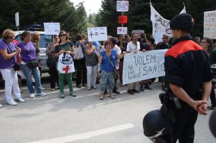 Manifestants en contra el tancament nocturn dels CAP a la Selva reben amb crits a Artur Mas