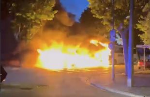 Un incendi de contenidors a Empuriabrava afecta un autobús i un cotxe aparcats