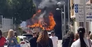 Un autobús s'incendia al costat de l'hospital de Palamós