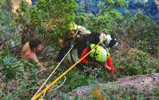 Rescaten un jove i el seu gos atrapats en caure 15 metres per un barranc a Tossa