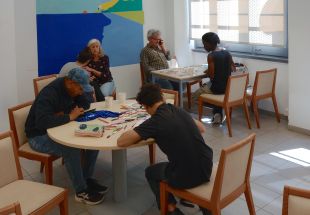 Girona obre l’antiga UNED com a refugi climàtic i crea activitats ocupacionals per a sensesostre