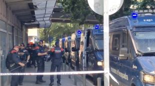 Vuit detinguts en un operatiu policial en un bloc ocupat a Girona