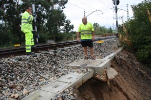 La pluja descalça un talús a la línia de tren entre Barcelona i Portbou i provoca retards 