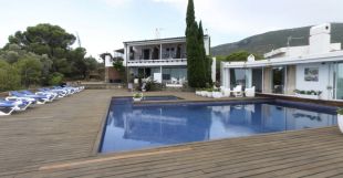 Cadaqués enderroca les piscines d'un hotel després d'una sentència judicial
