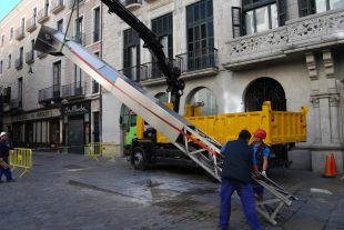 L'Ajuntament de Girona retira el fanal de la plaça del Vi que havia instal·lat l'anterior govern