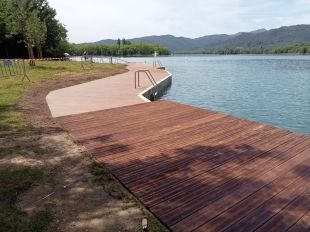 La Caseta de Fusta s’adequa per a la nova temporada de bany a l’Estany de Banyoles