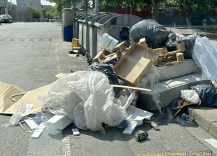 Enxampen un home fent un abocament il·legal en una illa de contenidors a Figueres