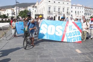 Protesta a Cadaqués contra la construcció d'un miler d'habitatges al municipi